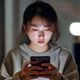 用户「吃瓜不盲从」的头像，一位留着短发的年轻女性正在认真阅读手机屏幕，表情专注理性